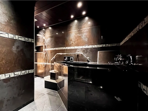 木の格子や観葉植物が配置された和風モダンな内装の受付カウンターのある空間。